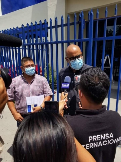 Demandan a inspector de la PNC que golpeó a periodista
