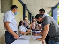 Distribuyen libros y computadoras en escuelas de Morazán