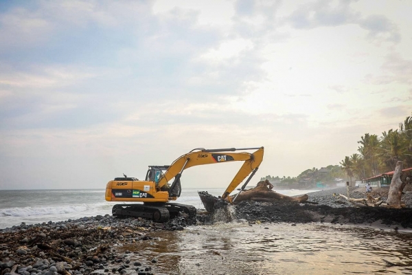 Realizan trabajos de mitigación y prevención en playa El Tunco