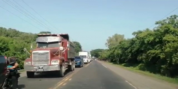 Protestantes cierran carretera Litoral