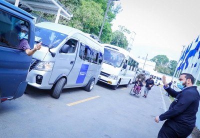Colapsa transporte oficial hacia el nuevo Megacentro de a vacunación, personas pueden llegar en sus vehículos propios