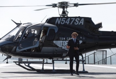 Tom Cruise llega al estreno de Top Gun piloteando un helicóptero