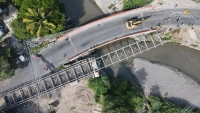 Instalan puente provisional en calle Agua Caliente