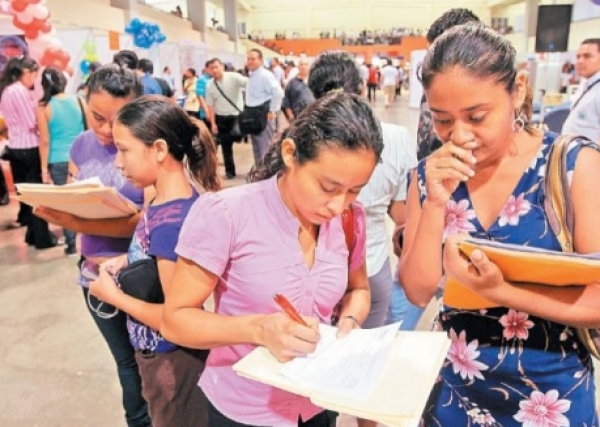 Jóvenes destacados en Certamen de Investigación reciben becas