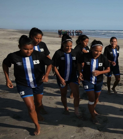 Selección femenina de fútbol sueña con su primer título