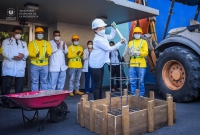 Colocan primera piedra para pasarela en Hospital Bloom