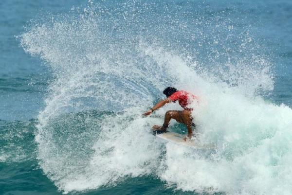Bryan Pérez continúa avanzando en el Preolímpico de Surf