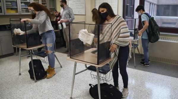 Un metro de distancia es suficiente en las escuelas, dice CDC