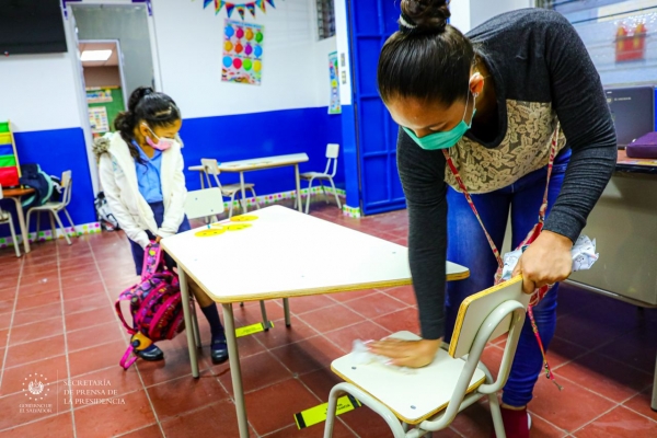 Repunte de COVID marca inicio del año escolar