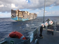 Se hunde barco que transportaba autos de lujo