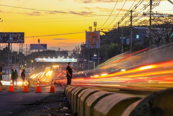 Verifican obras en redondel Utila