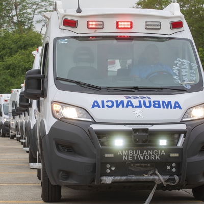 Entregan 20 ambulancias al ISSS