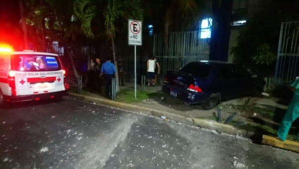 Mujer choca contra muro del hospital Bloom