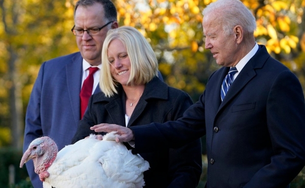 Biden otorga perdón a dos pavos