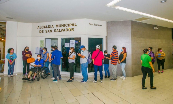 Alcaldía de San Salvador inició con la entrega de partidas de nacimiento a menores de edad