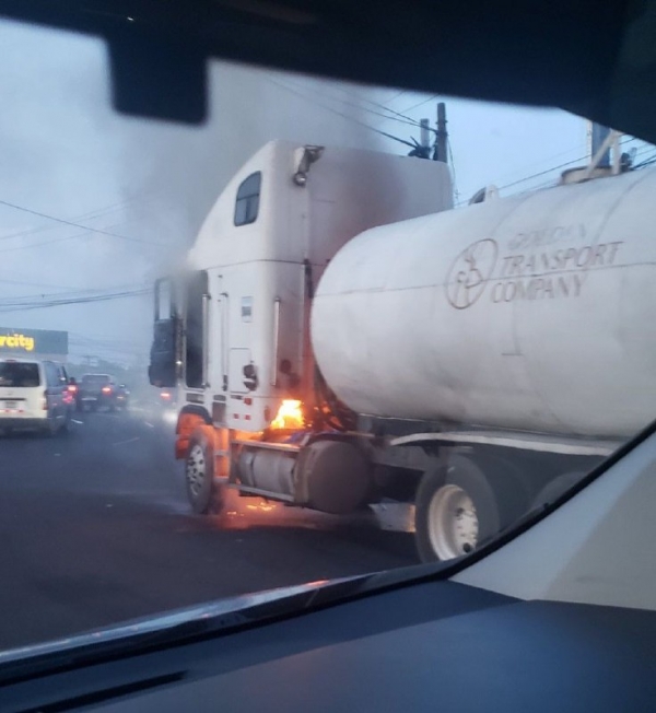 Pipa se incendia en zona de redondel El Platillo