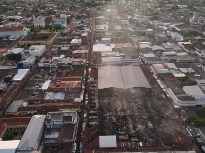 Comerciantes afectados por incendio en mercado de Santa Ana recibirán ayuda