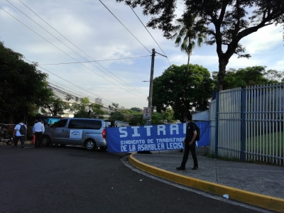 Sindicato cierra acceso a la Asamblea Legislativa ante amenaza de más despidos