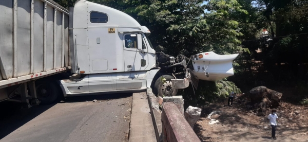 Dos rastras se accidentan en carretera litoral