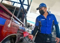 Salvadoreños ahorran cerca de $2 por galón de combustible