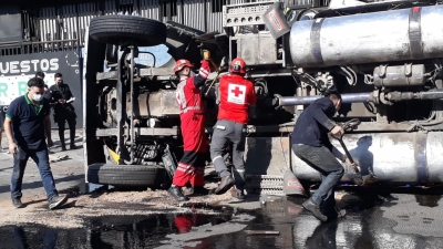 En Video: dos lesionados en accidente de rastra