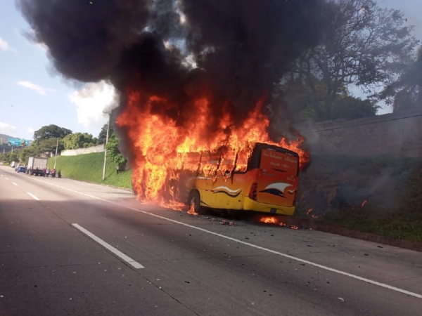 Autobús se incendia en el bulevar Monseñor Romero