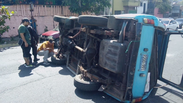 Microbús volcado sobre la 49 avenida sur