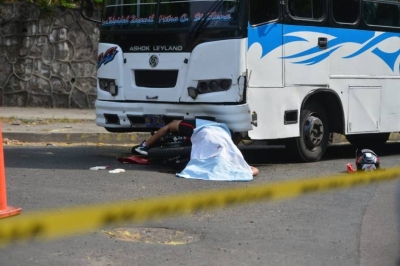 Motociclista muere tras ser embestido por un microbús