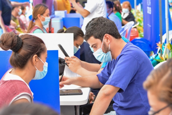 Vacunan a trabajadores de la industria textil