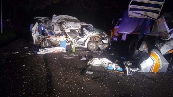 Choque de ambulancia deja tres muertos