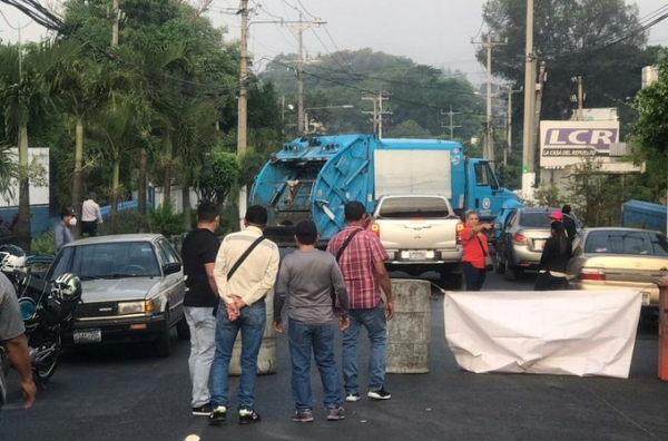 Sindicalistas bloquean calle 5 de noviembre