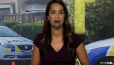 Mujer con tatuaje en la cara presenta noticias