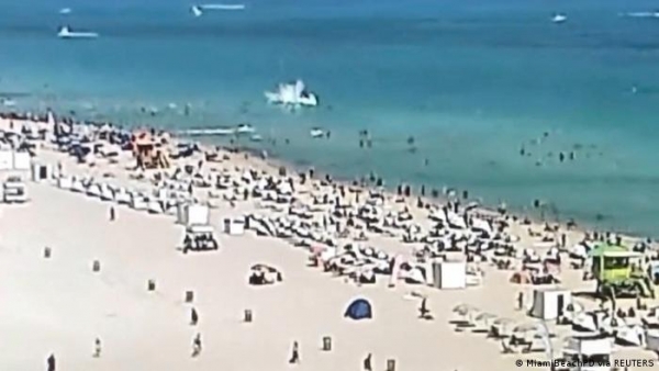 Helicóptero se estrella en playa de Miami