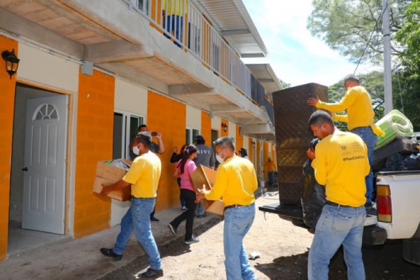 Entregan viviendas a habitantes de la comunidad El Espino