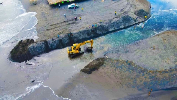 MOP construye un desagüe en la playa El Majahual para evitar inundaciones