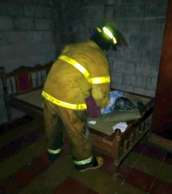 Rescatan anciana que dormía mientras su casa se incendiaba