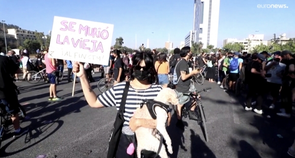 Chilenos celebran la muerte de viuda de Pinochet