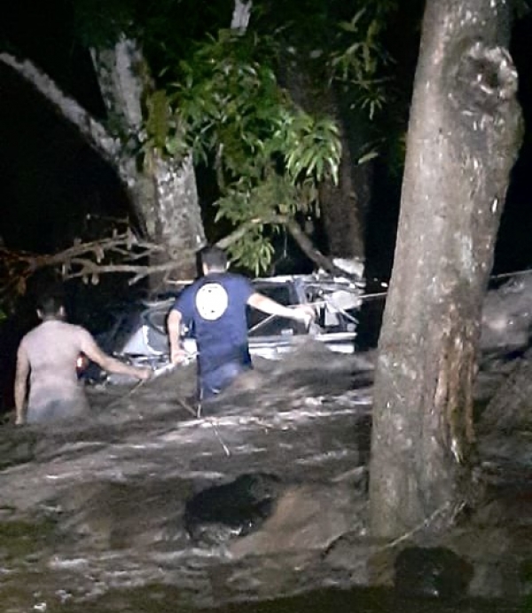 Jóvenes mueren luego de ser arrastrados en su vehículo por un rio