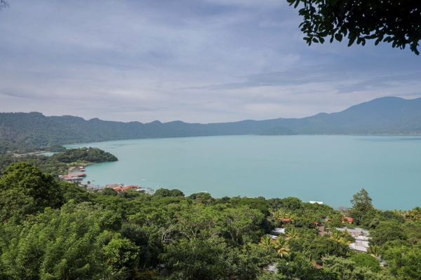 Verifican parámetros fisicoquímicos del lago de Coatepeque