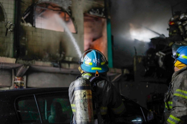 Incendio consume venta de repuestos sobre la 49 avenida sur